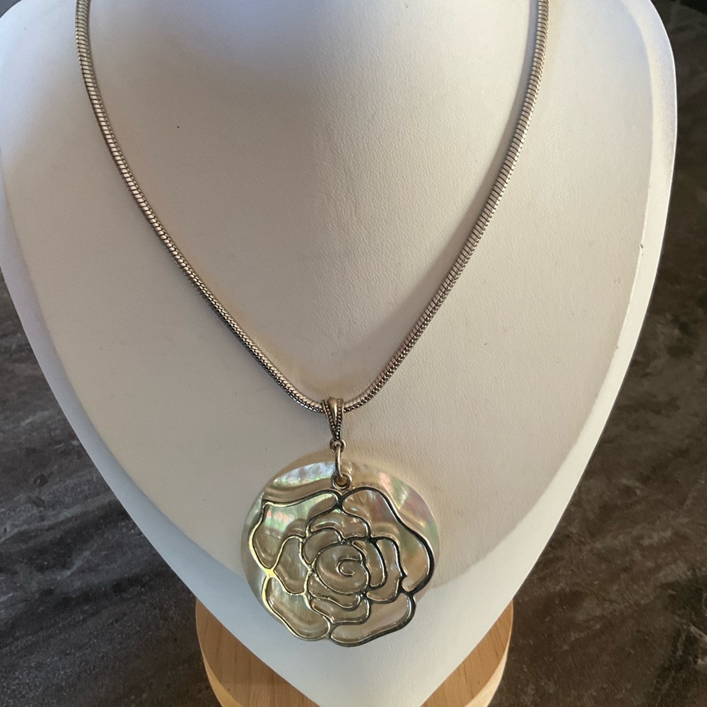 MOTHER-OF-PEARL CAMELLIA FLOWER NECKLACE